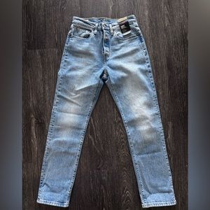 NWT Levi’s 501 slim straight jean in 27 x 30, signature wash